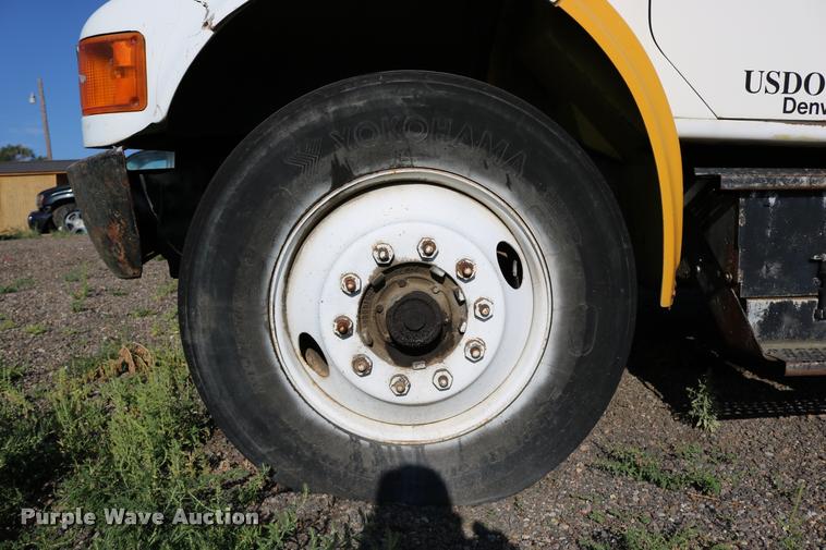 image for item DD0210 1992 International 4900 box truck