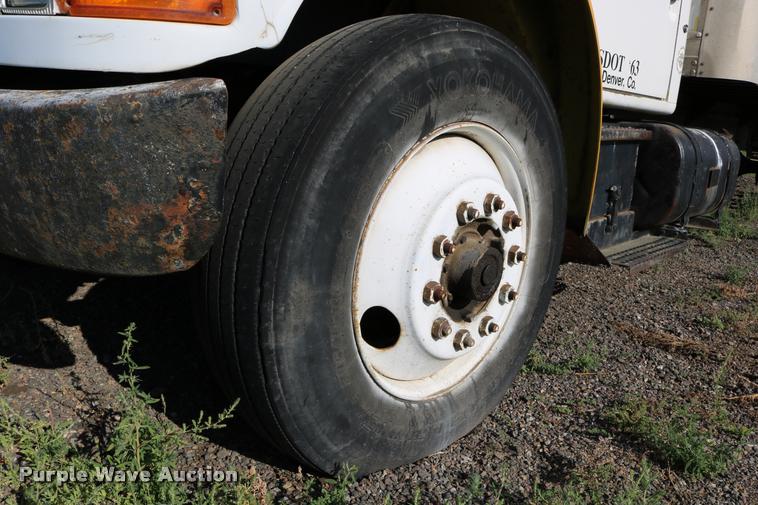 image for item DD0210 1992 International 4900 box truck