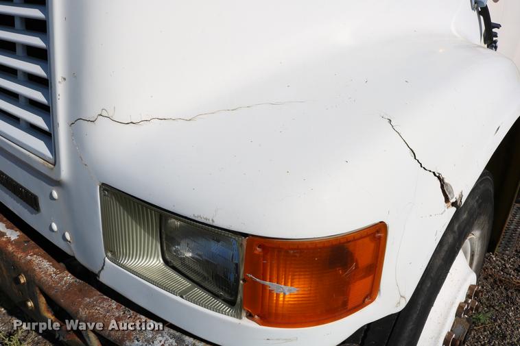 image for item DD0210 1992 International 4900 box truck