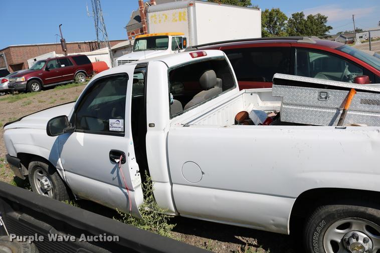 image for item DD0213 2003 Chevrolet Silverado 1500 pickup truck