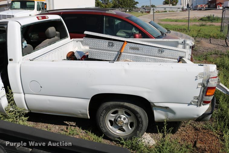 image for item DD0213 2003 Chevrolet Silverado 1500 pickup truck