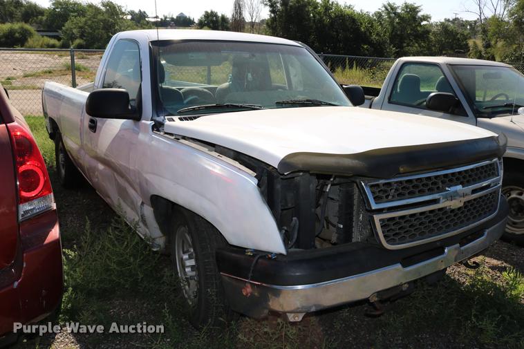 image for item DD0213 2003 Chevrolet Silverado 1500 pickup truck
