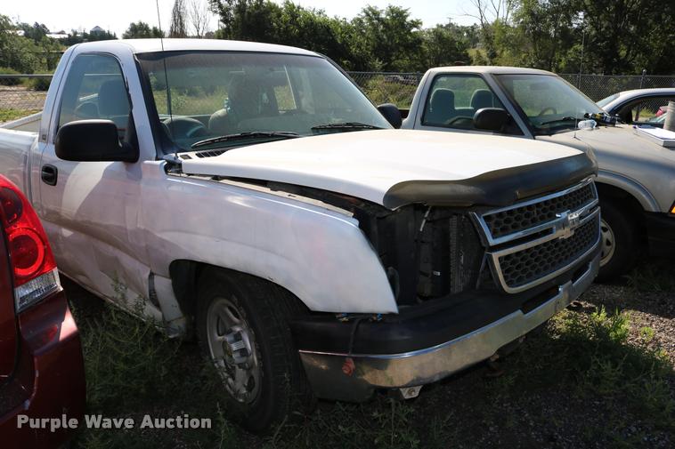 image for item DD0213 2003 Chevrolet Silverado 1500 pickup truck
