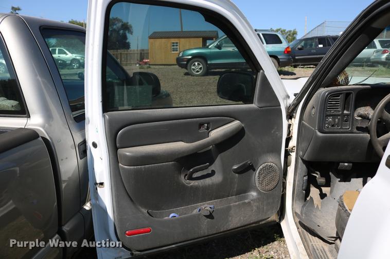 image for item DD0213 2003 Chevrolet Silverado 1500 pickup truck