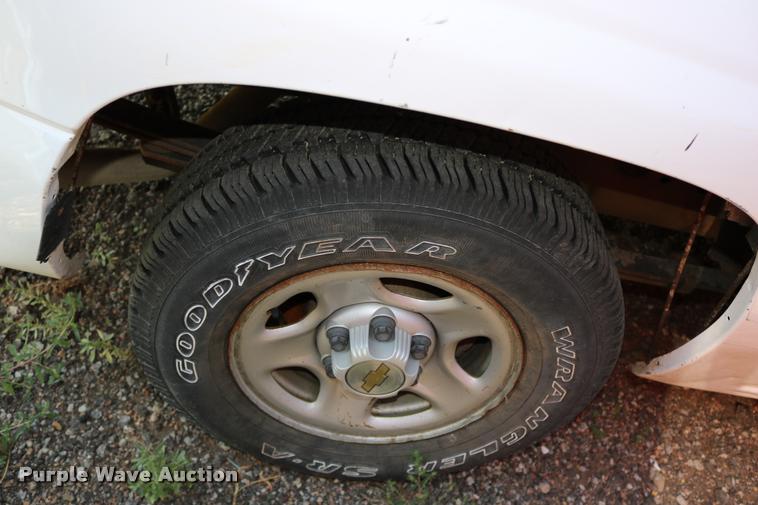 image for item DD0213 2003 Chevrolet Silverado 1500 pickup truck