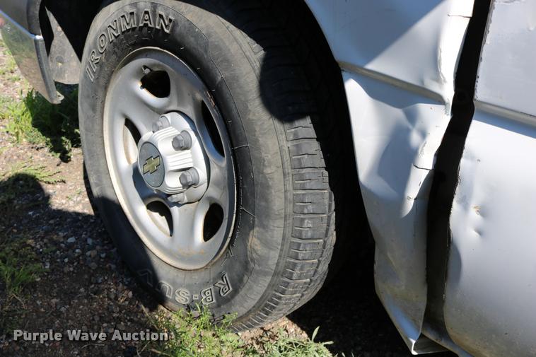 image for item DD0213 2003 Chevrolet Silverado 1500 pickup truck