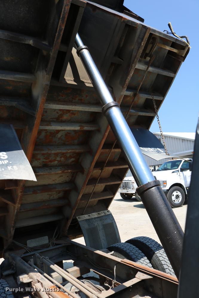 image for item DD0227 1999 Chevrolet C6500 dump truck