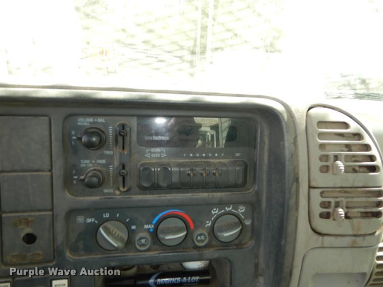 image for item DD0850 1995 Chevrolet Cheyenne 3500 bucket truck