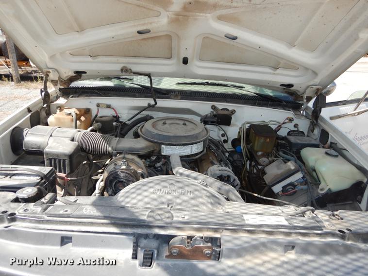 image for item DD0850 1995 Chevrolet Cheyenne 3500 bucket truck