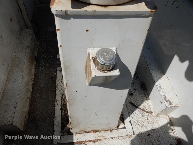 image for item DD0850 1995 Chevrolet Cheyenne 3500 bucket truck