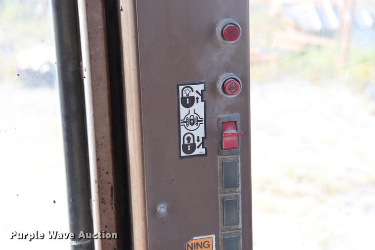 image for item DQ9308 1992 Champion 720A rigid frame motor grader