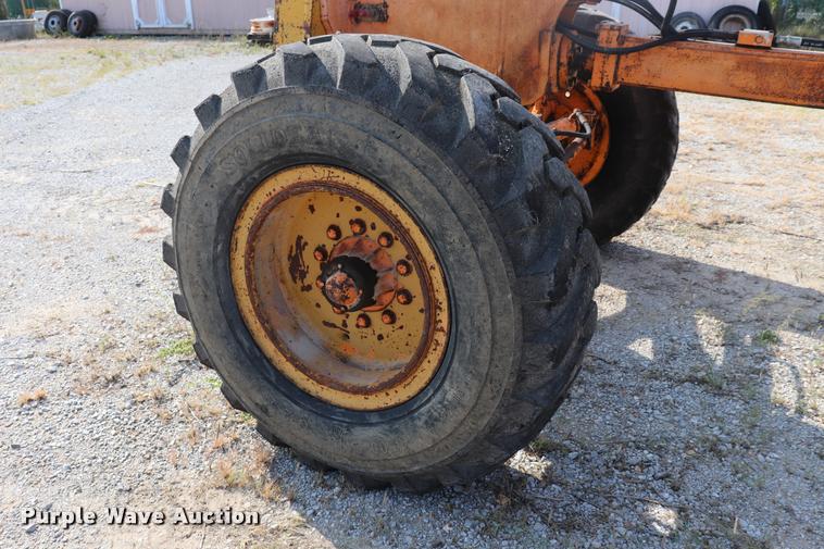 image for item DQ9308 1992 Champion 720A rigid frame motor grader