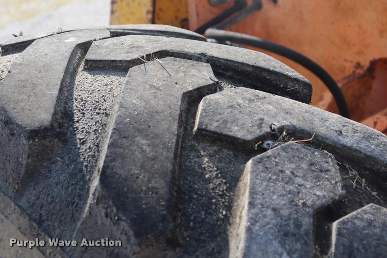 image for item DQ9308 1992 Champion 720A rigid frame motor grader