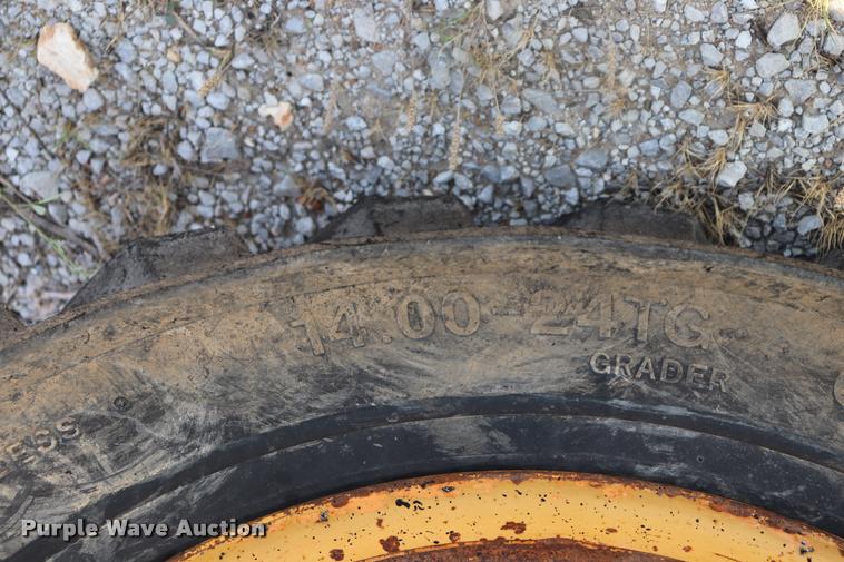 image for item DQ9308 1992 Champion 720A rigid frame motor grader