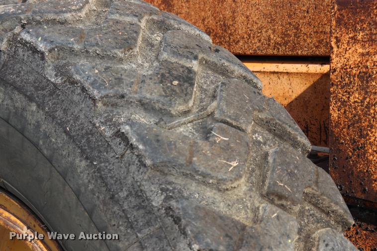 image for item DQ9308 1992 Champion 720A rigid frame motor grader