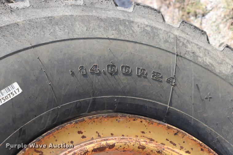 image for item DQ9308 1992 Champion 720A rigid frame motor grader