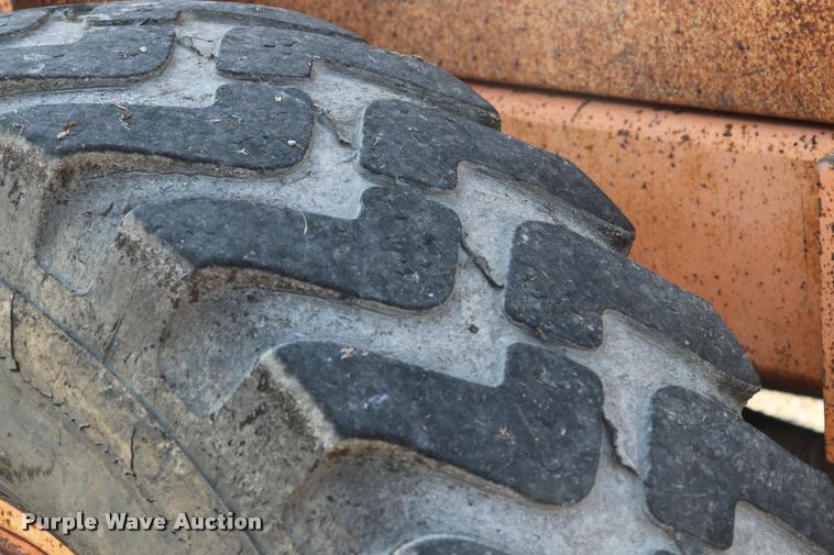 image for item DQ9308 1992 Champion 720A rigid frame motor grader