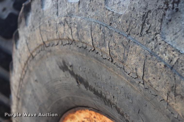 image for item DQ9308 1992 Champion 720A rigid frame motor grader