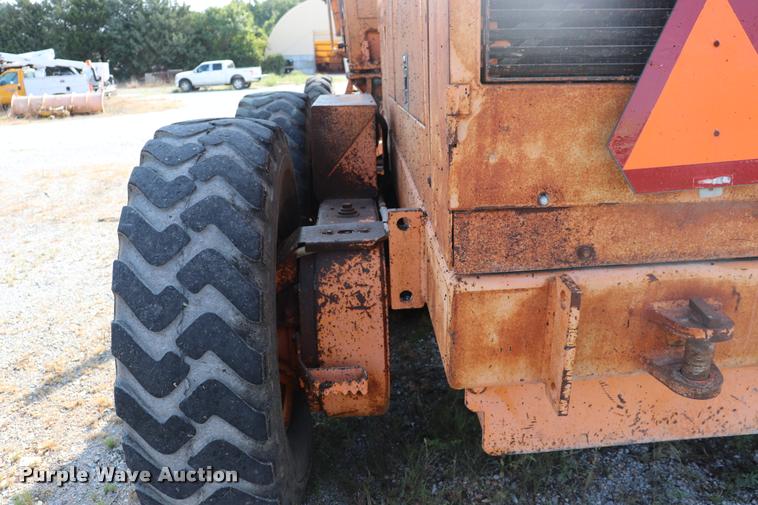 image for item DQ9308 1992 Champion 720A rigid frame motor grader