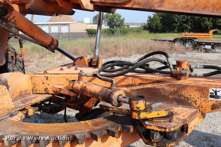 image for item DQ9308 1992 Champion 720A rigid frame motor grader