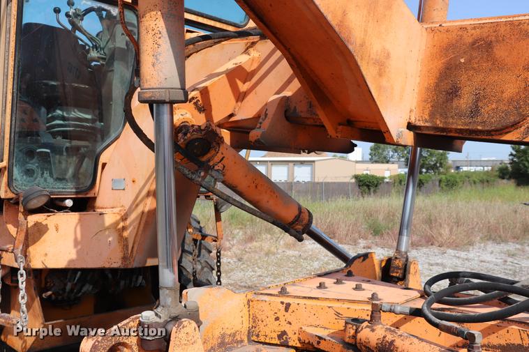 image for item DQ9308 1992 Champion 720A rigid frame motor grader