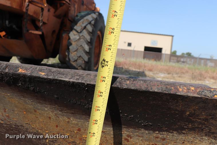 image for item DQ9308 1992 Champion 720A rigid frame motor grader