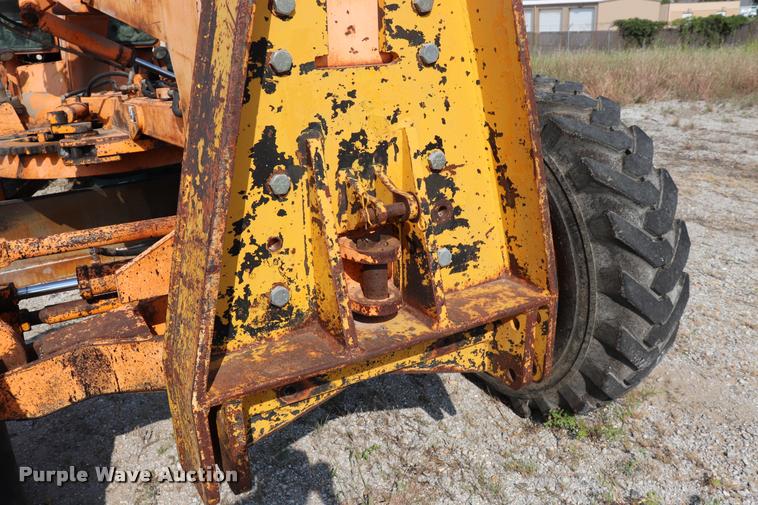 image for item DQ9308 1992 Champion 720A rigid frame motor grader