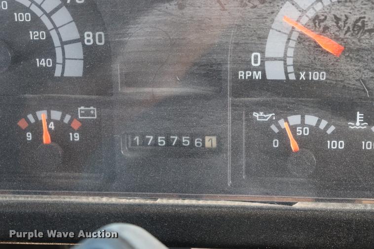 image for item DQ9366 1999 GMC B7 school bus