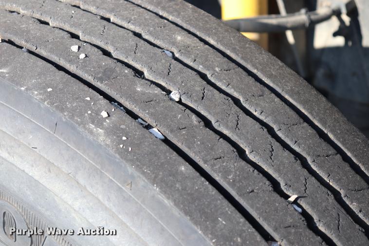 image for item DQ9366 1999 GMC B7 school bus