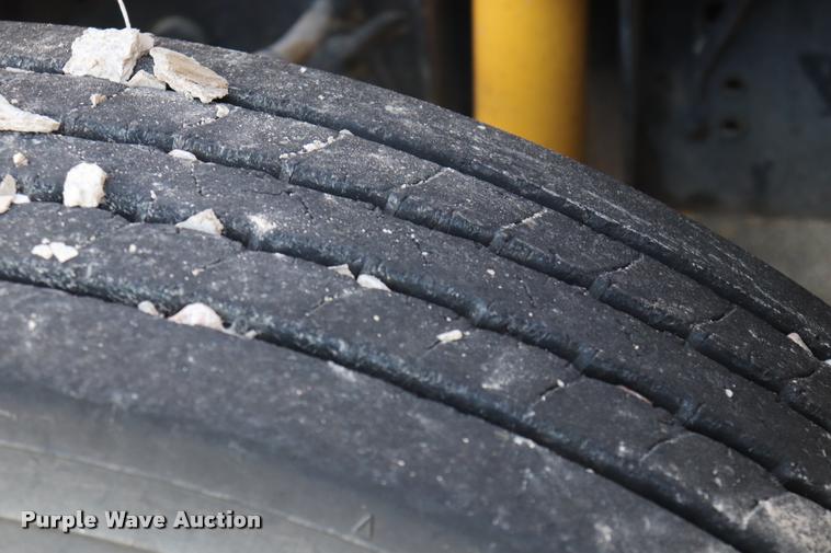 image for item DQ9366 1999 GMC B7 school bus