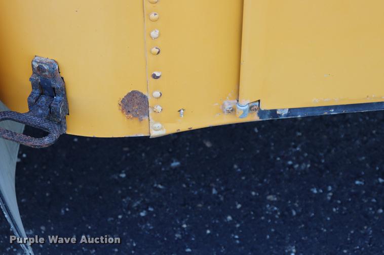 image for item DQ9366 1999 GMC B7 school bus