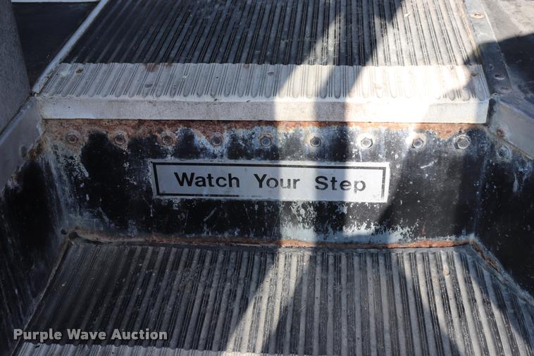 image for item DQ9366 1999 GMC B7 school bus