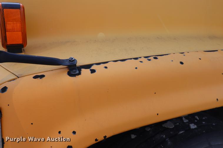 image for item DQ9366 1999 GMC B7 school bus