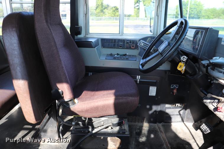 image for item DQ9367 2001 GMC B7 school bus