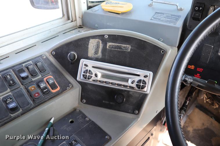 image for item DQ9367 2001 GMC B7 school bus