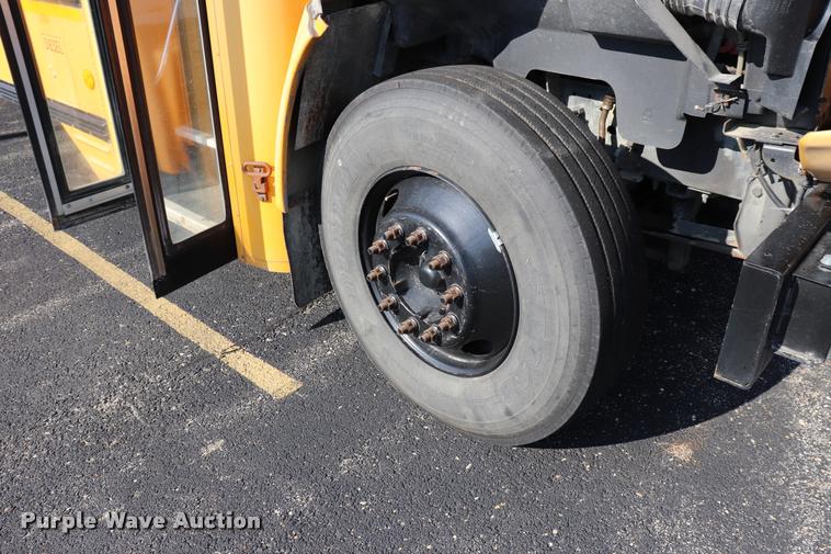 image for item DQ9367 2001 GMC B7 school bus