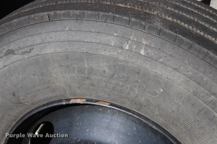 image for item DQ9367 2001 GMC B7 school bus