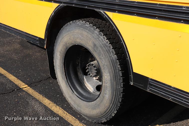 image for item DQ9367 2001 GMC B7 school bus