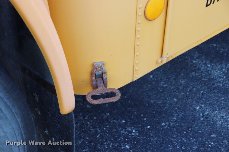 image for item DQ9367 2001 GMC B7 school bus