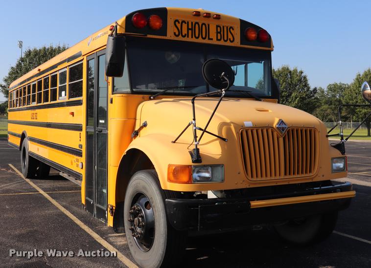 image for item DQ9368 2002 International school bus