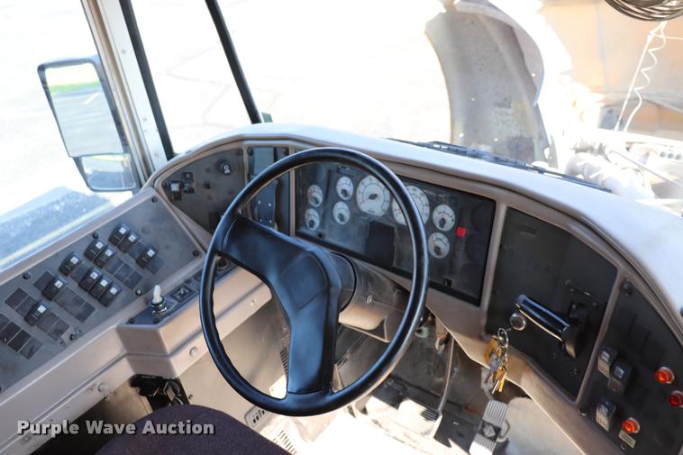 image for item DQ9368 2002 International school bus