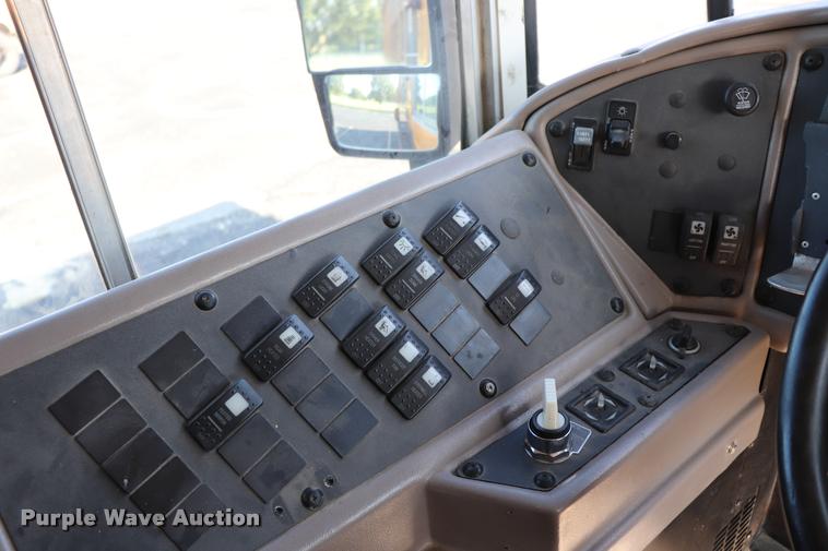 image for item DQ9368 2002 International school bus