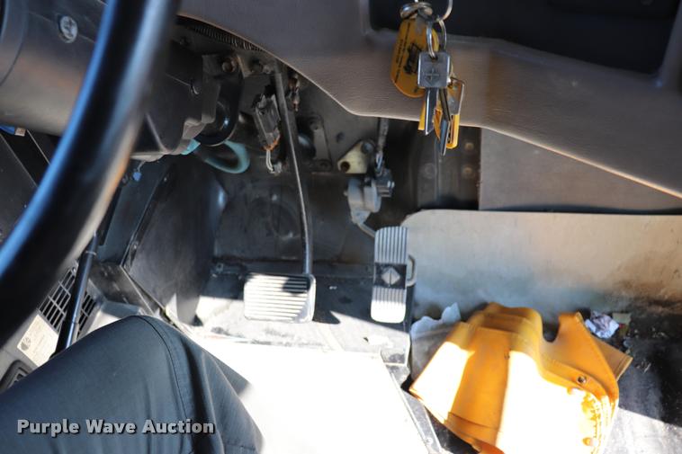 image for item DQ9368 2002 International school bus