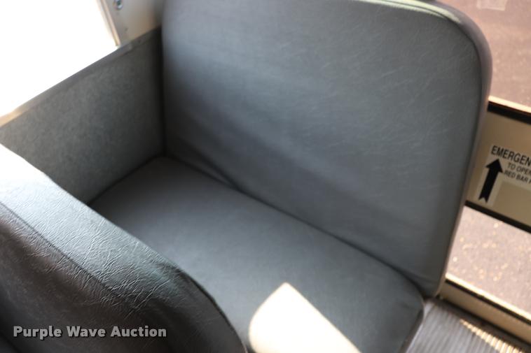 image for item DQ9368 2002 International school bus