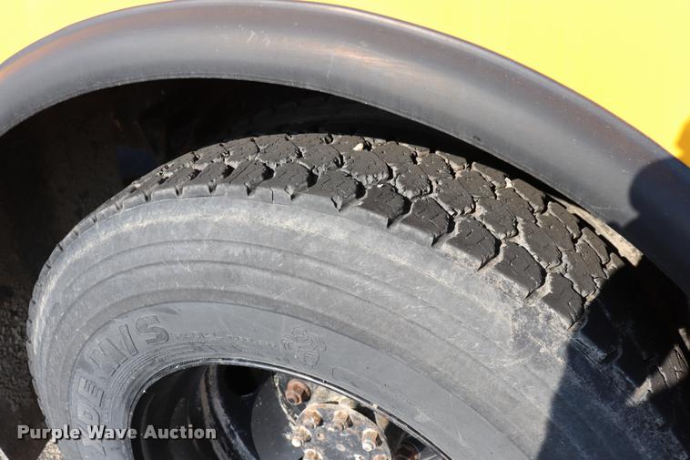 image for item DQ9368 2002 International school bus