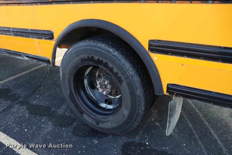 image for item DQ9368 2002 International school bus