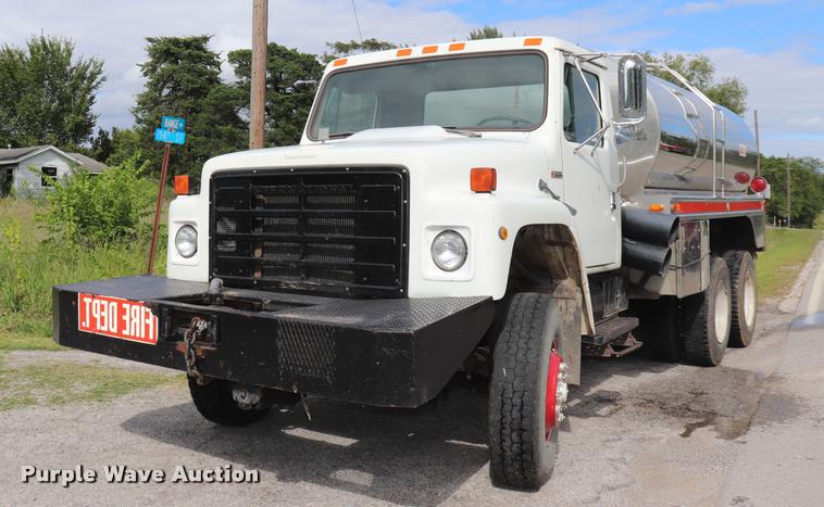 image for item DQ9376 1982 International S1900 tanker fire truck
