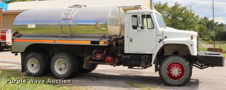 image for item DQ9376 1982 International S1900 tanker fire truck