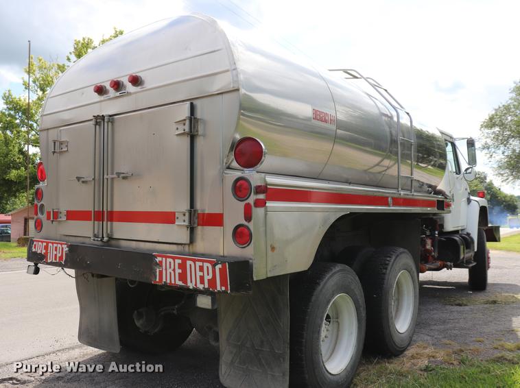 image for item DQ9376 1982 International S1900 tanker fire truck