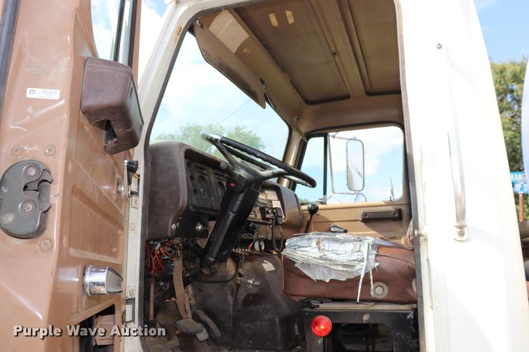 image for item DQ9376 1982 International S1900 tanker fire truck